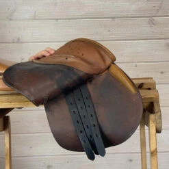Used Beval LTD Close Contact Saddle 17/M -Equestrian Supply Store 260 R Flap 38483.1665530679