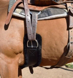 Shoulder Relief Cinch With Fleece Liner 5 Shoulder Relief Cinch With Fleece Liner -Equestrian Supply Store shoulder relief cinch fleece black horse side 46948.1556747101